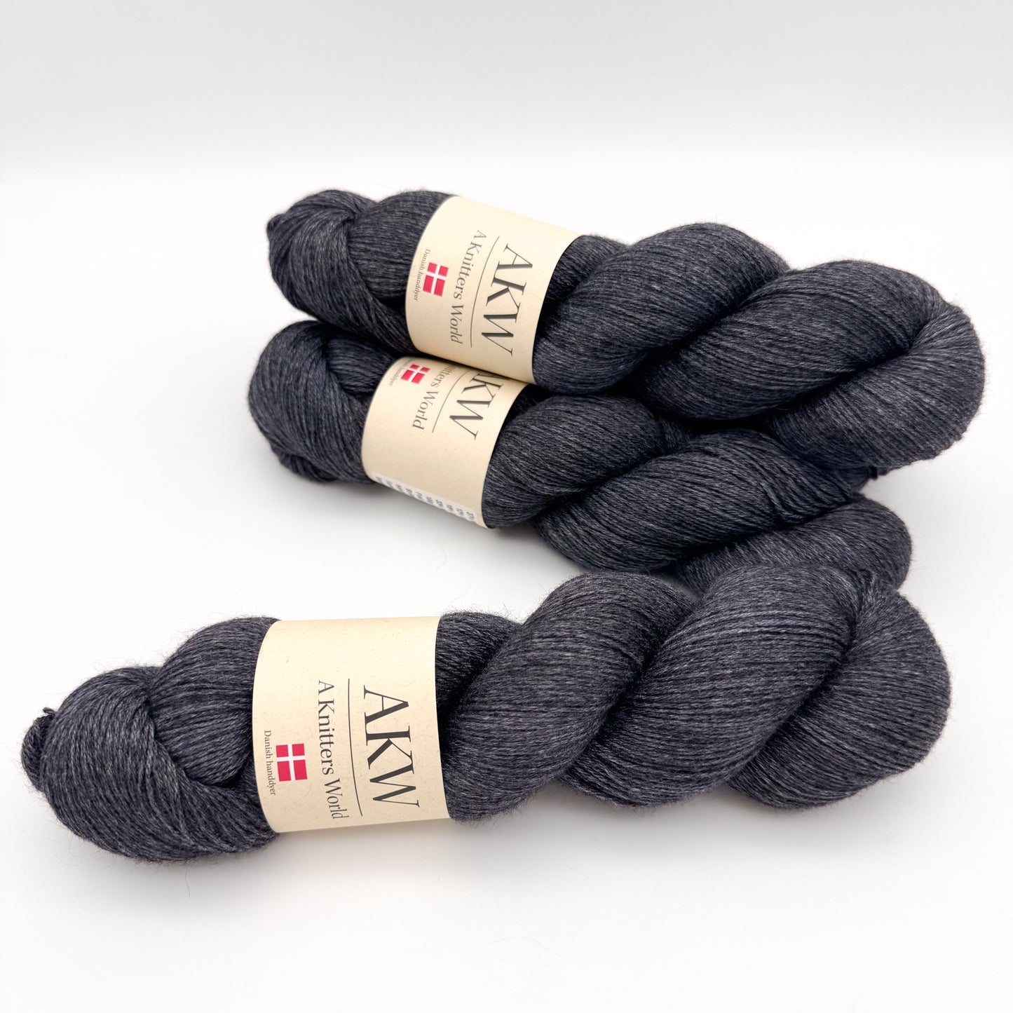 Handgefärbtes Minkgarn in der Farbe Dunkle Nacht – weiches Luxusgarn von A Knitters World