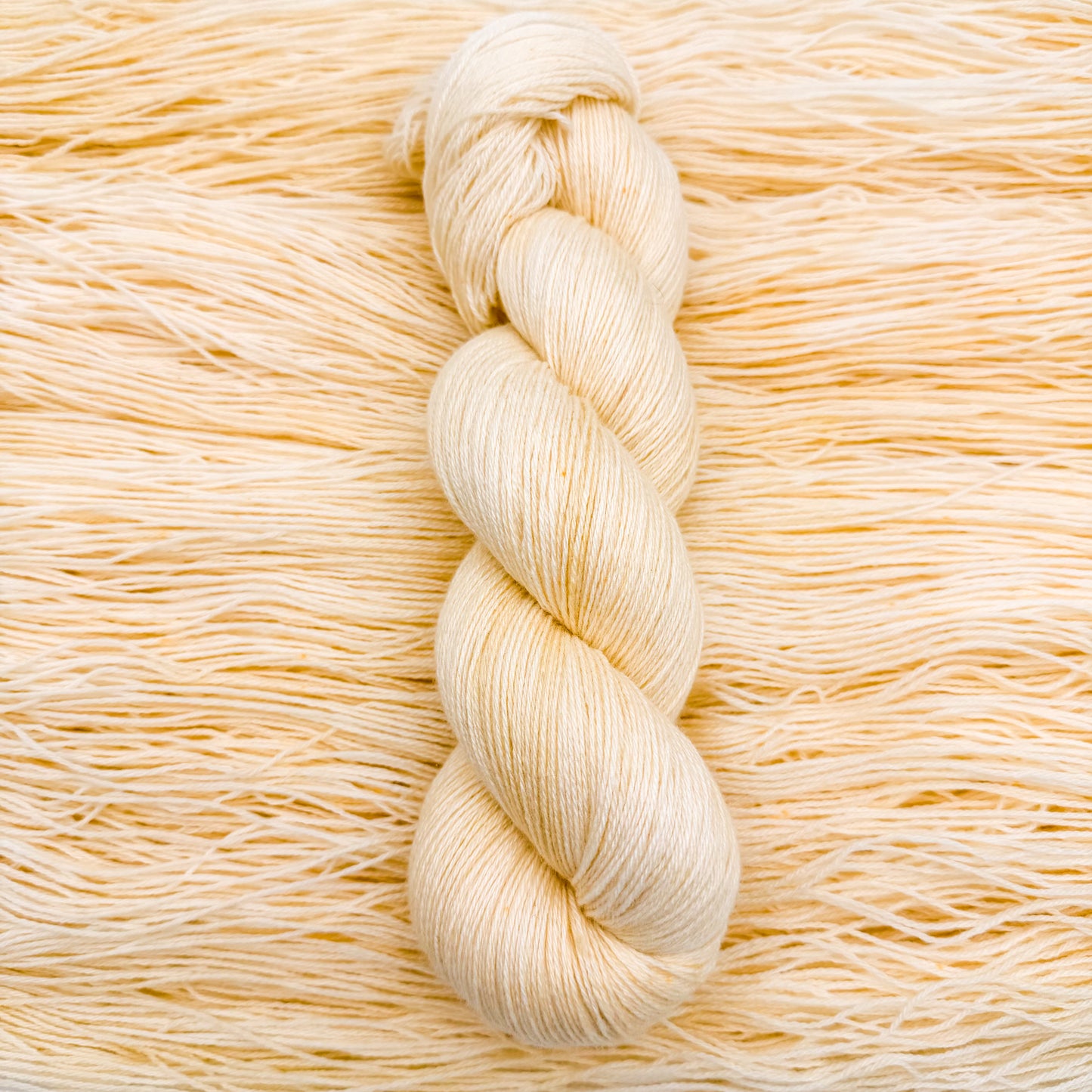 Håndfarvet minkgarn i farven Pineapple – blødt luksusgarn fra A Knitters World