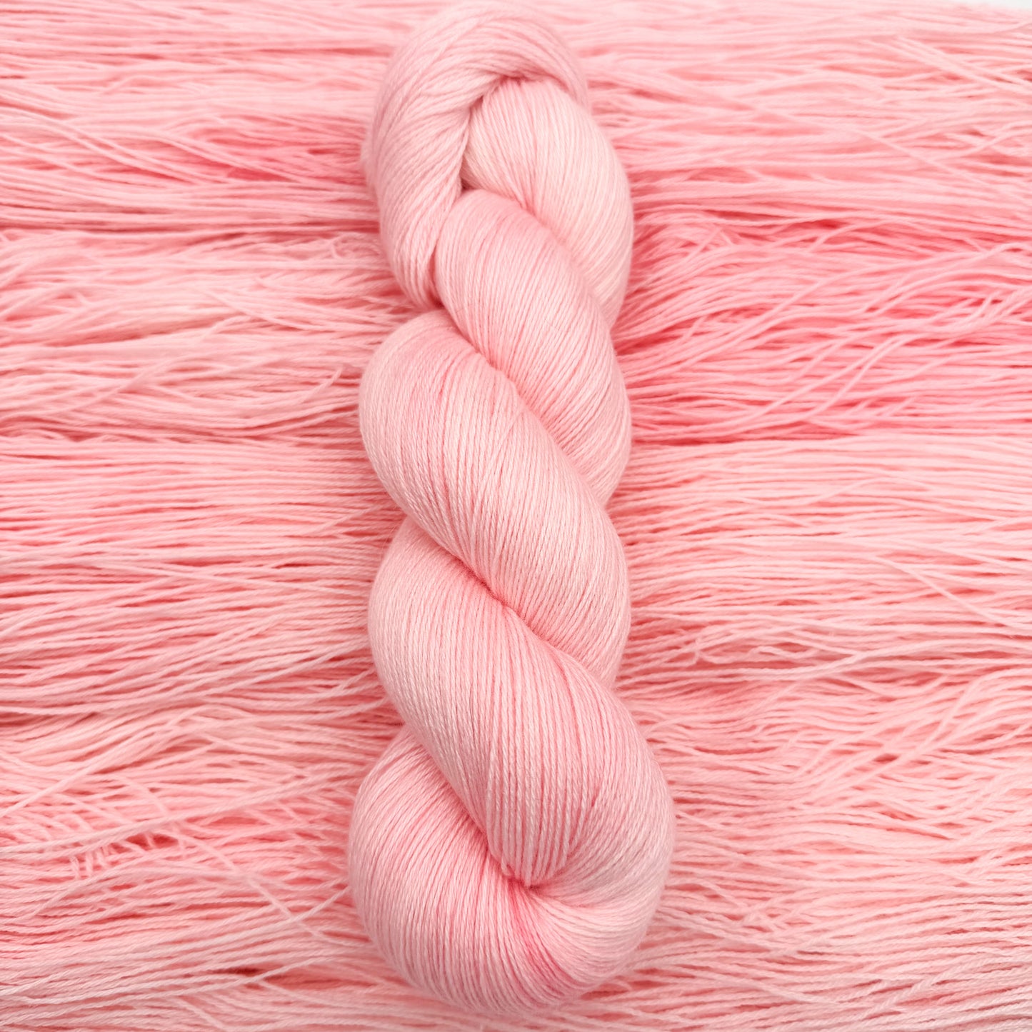 Håndfarvet minkgarn i farven Rosebud – blødt luksusgarn fra A Knitters World