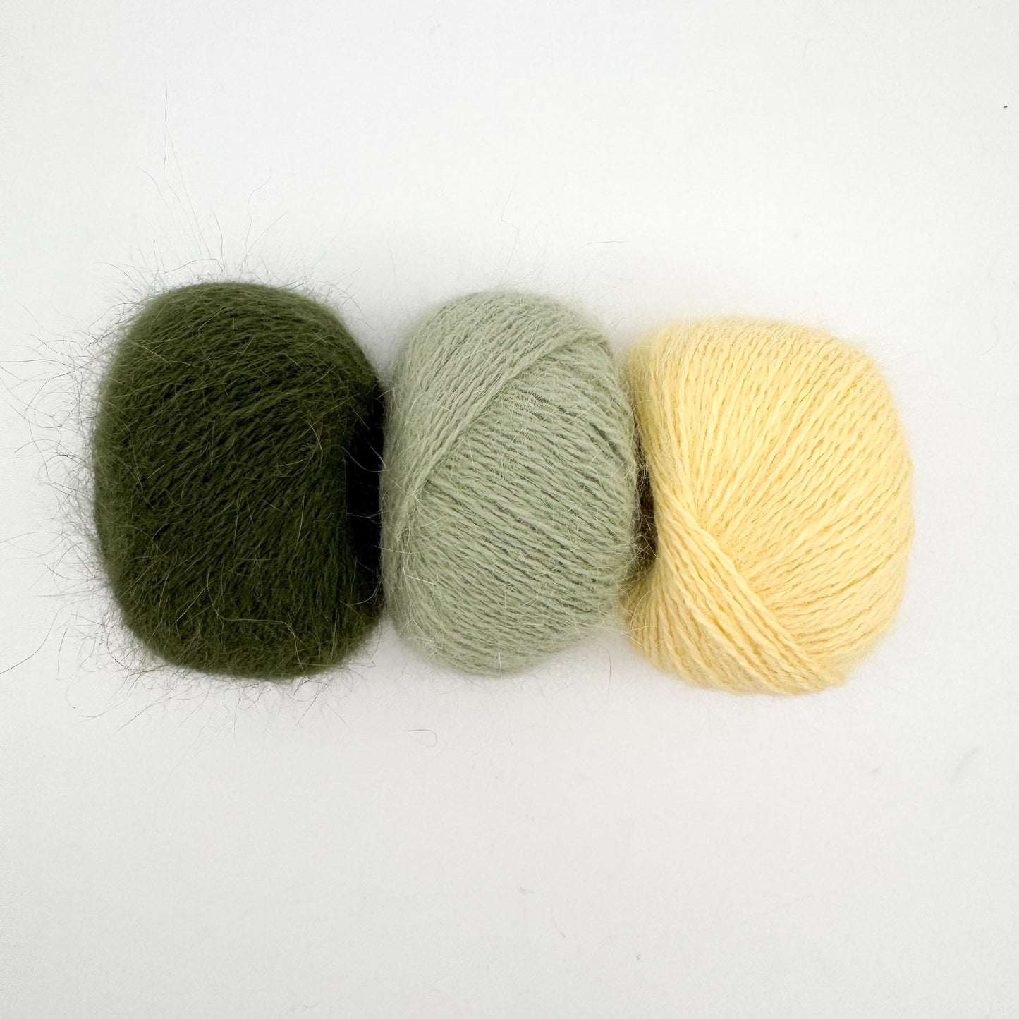Fluffy angora garn i farven Forest Green – AKW Skala B luksusgarn fra A Knitters World