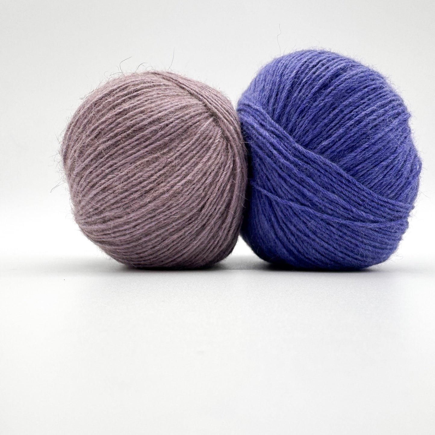 Possum garn i farven Lotus Blue – AKW Skala A luksusgarn med cashmere og mulberry silke