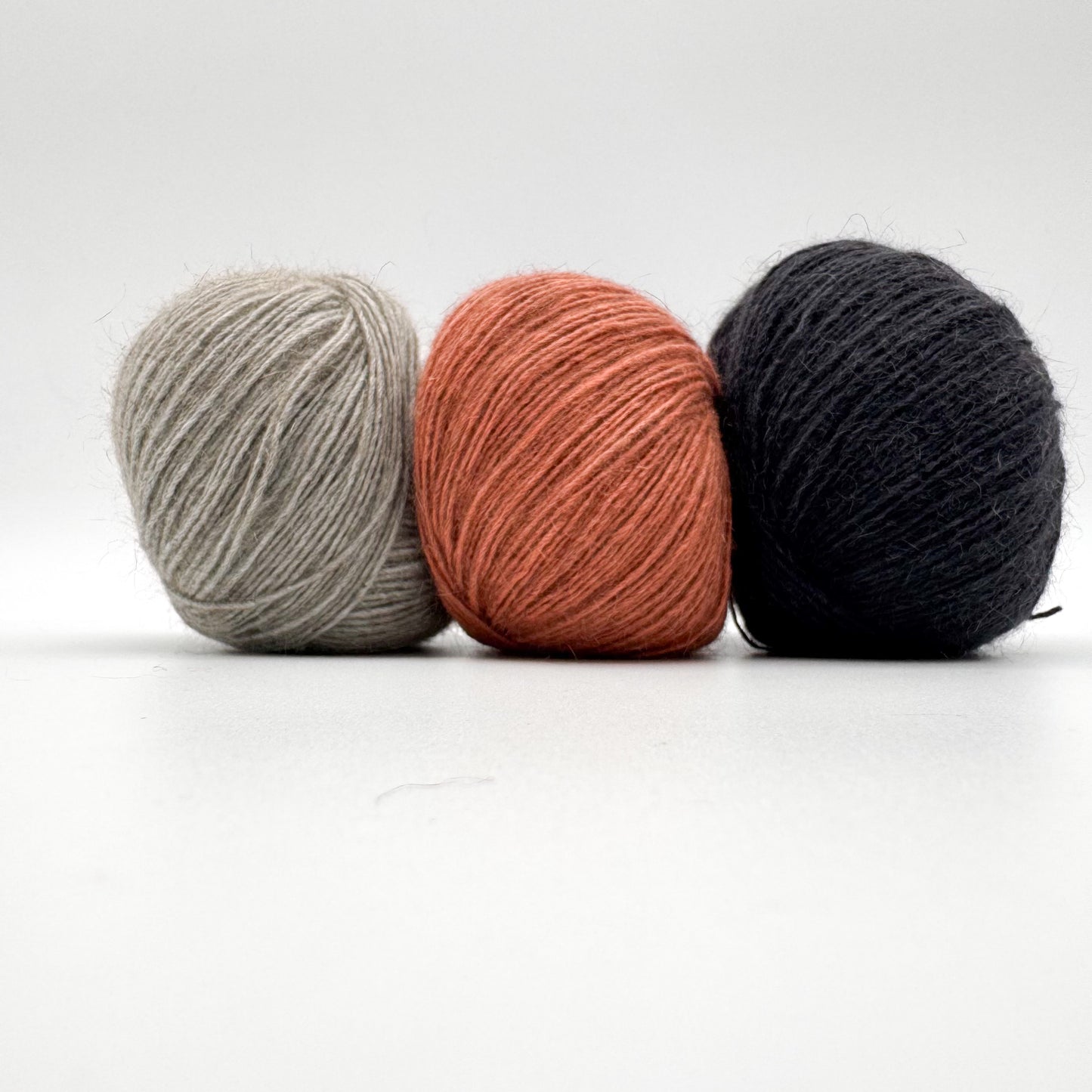 Possum garn i farven Dusty Coral – AKW Skala A luksusgarn med cashmere og mulberry silke