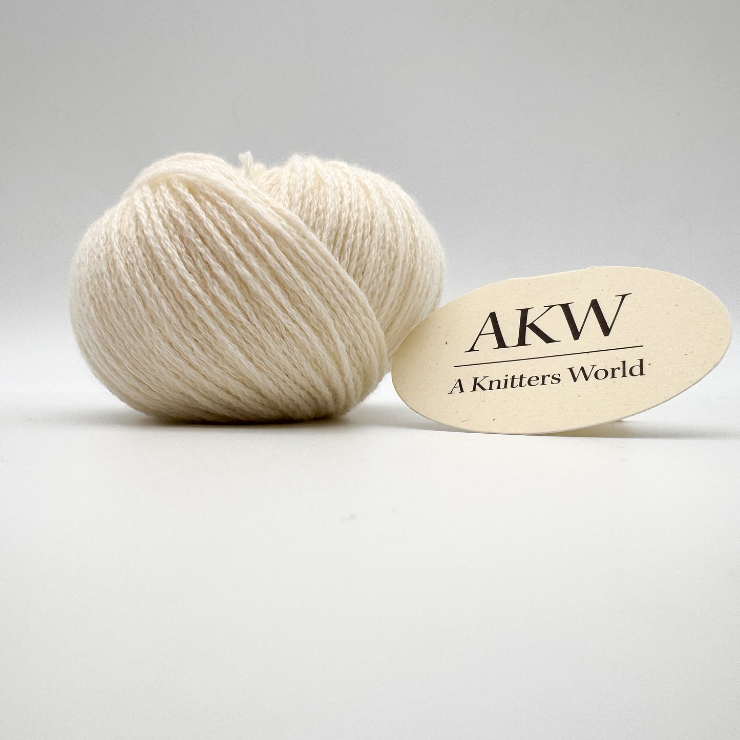 Cashmere garn i farven White – 100% Mongolian Cashmere, AKW Skala A fra A Knitters World