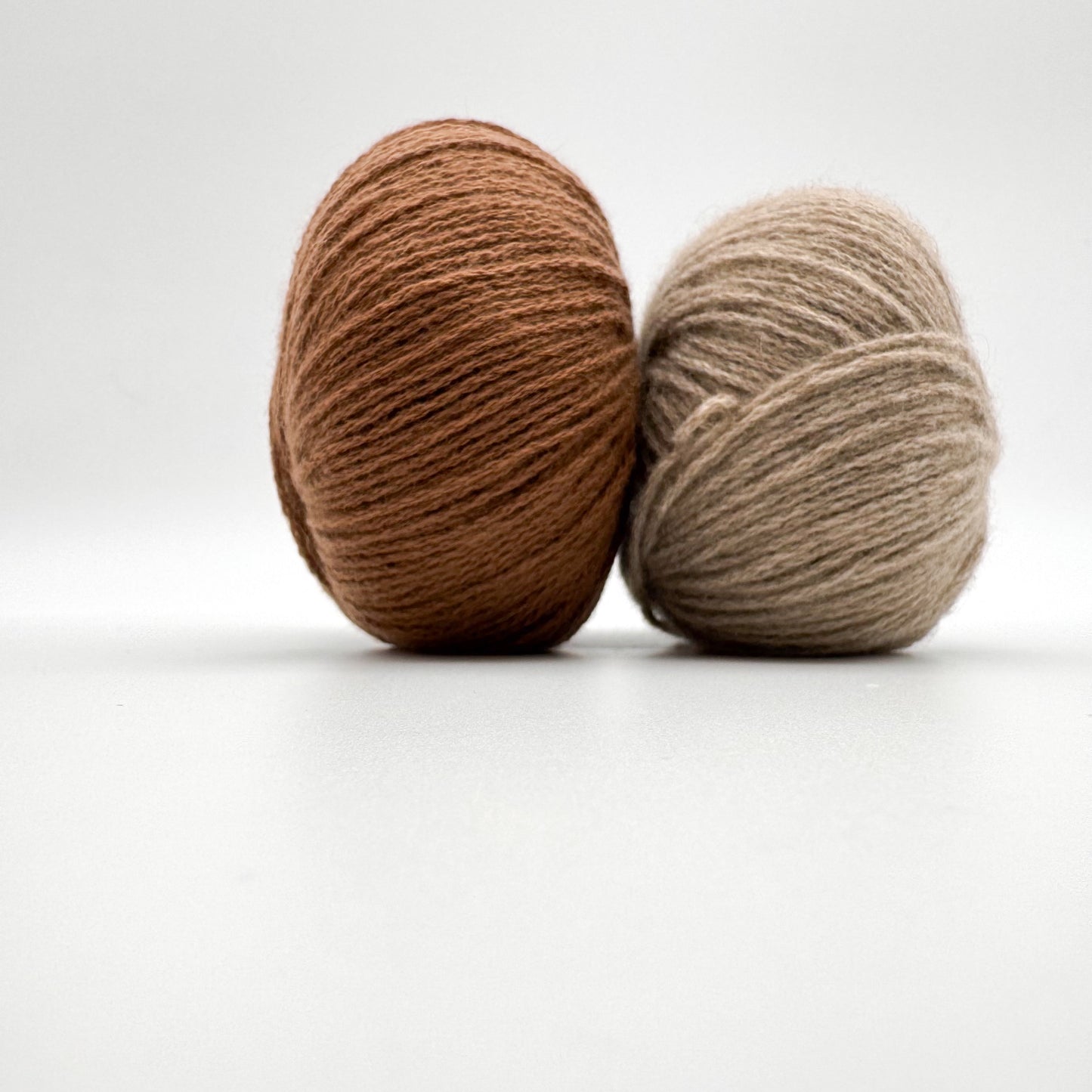 Cashmere garn i farven Beige – 100% Mongolian Cashmere, AKW Skala A fra A Knitters World