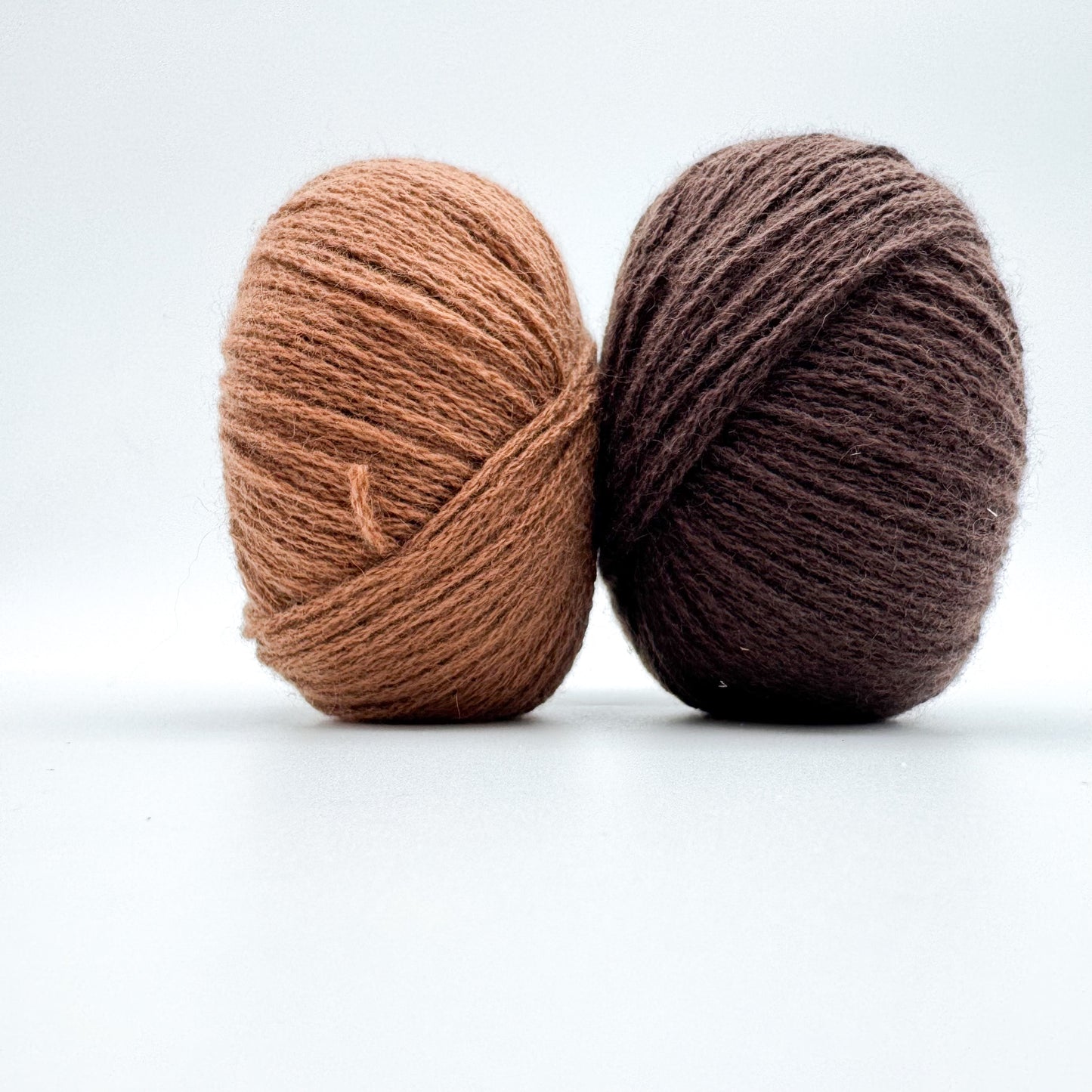 Cashmere garn i farven Chocolate – 100% Mongolian Cashmere, AKW Skala A fra A Knitters World