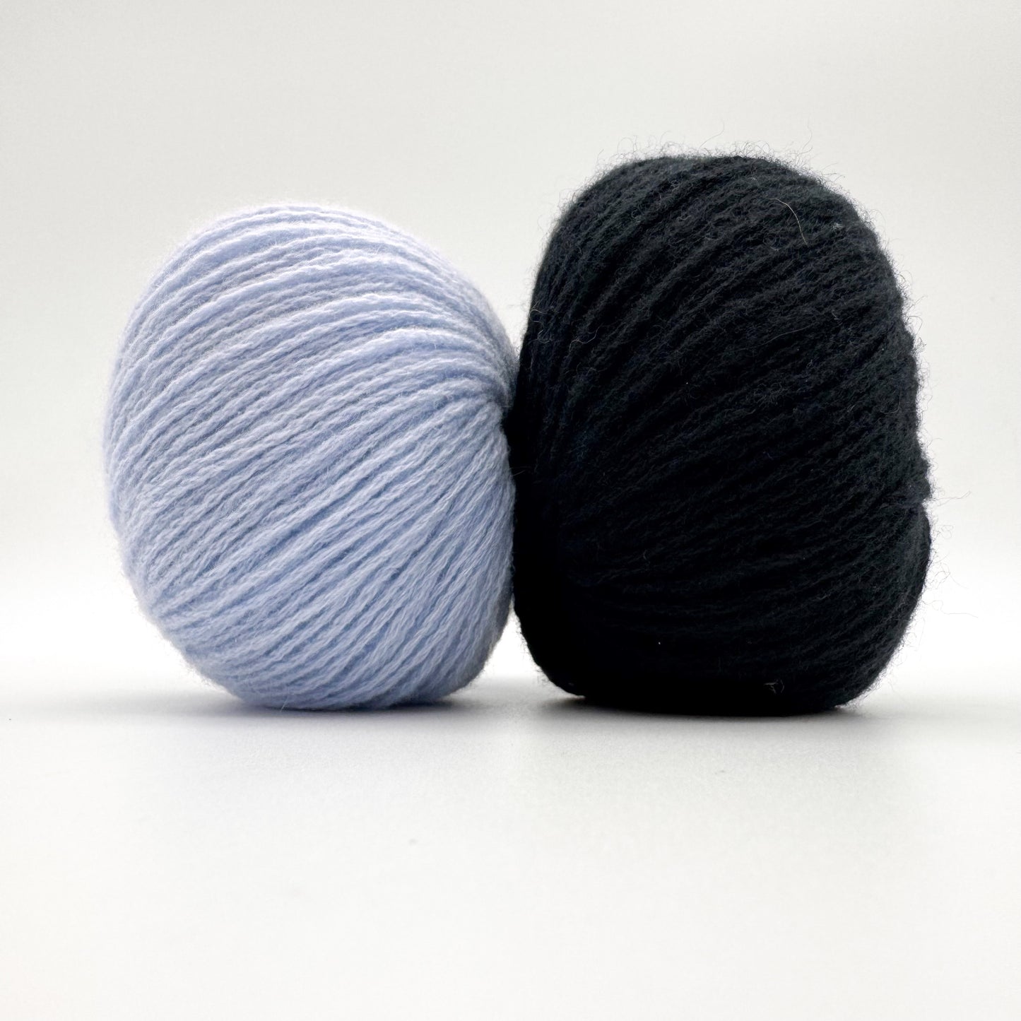 Cashmere garn i farven Baby Blue – 100% Mongolian Cashmere, AKW Skala A fra A Knitters World
