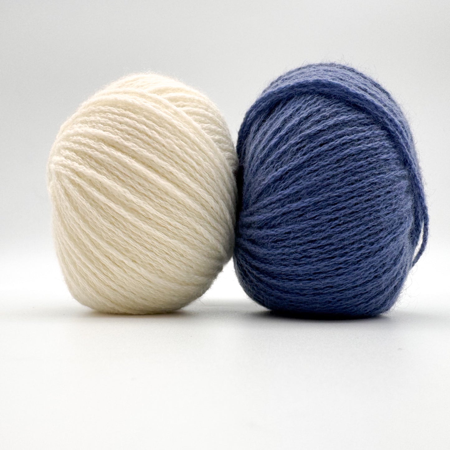 Cashmere garn i farven Jeans Blue – 100% Mongolian Cashmere, AKW Skala A fra A Knitters World